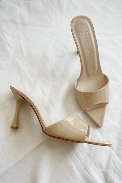 Shoebutik Γυναικείες παντόφλες με τακούνι Alora Beige λουστρίνι