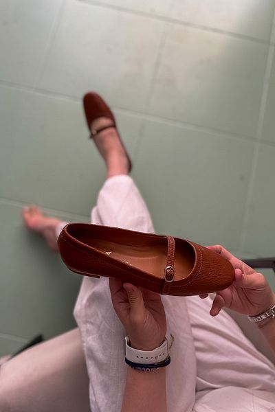 SHOEBELLAS Γυναικείες μπαλαρίνες Kina Tan από γνήσιο δέρμα με λεπτομέρεια με μονό σωλήνα