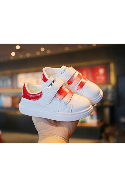 Superbaby Adidasi albi cu insertie rosie din lac