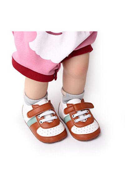 Bebelul Adidasi albi cu maro si verde