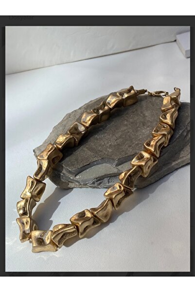 GM TAKI قلادة على شكل تمثال ذهبي اللون