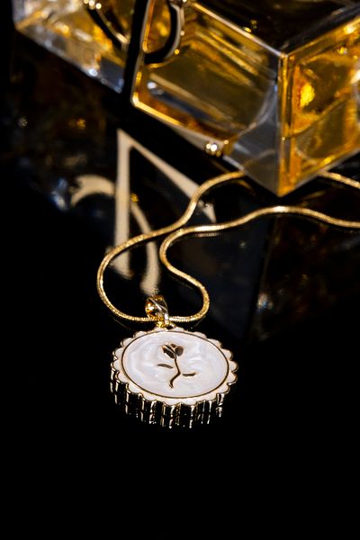 Zalifra Minimal Series, Stylish and Elegant Steel Necklace with Tulip Detail on the Floor