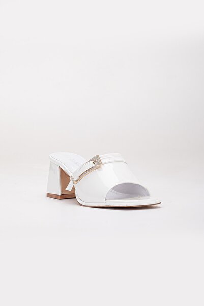 Dilimler Ayakkabı Γυναικείες παντόφλες με τακούνι σε μεγάλο μέγεθος Λευκό λουστρίνι με πέτρινη αγκράφα