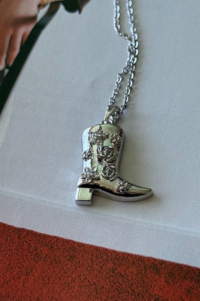Trendy Butik قلادة التمهيد الفولاذية ذات اللون الفضي