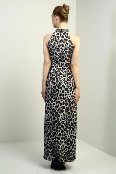 By Saygı Kadın Taş Detaylı Halter Yaka Leopar Desenli Kendinden Telalı Midi Elbise