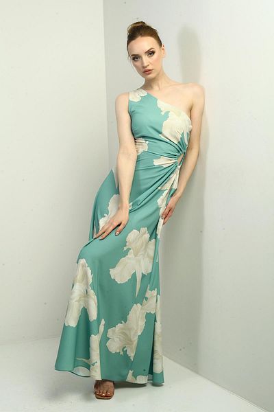 By Saygı Rochie lungă din satin creponat pentru femei, cu un singur umăr, cu fereastră laterală, cu model de frunze mari