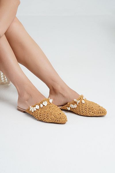Beyond شبشب نسائي من Mink Salome Wicker Sea Shell Accessory BYNDSLM01
