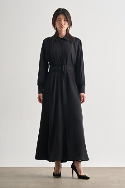 Mizalle Dokulu Pile Detaylı Kemerli Maksi Siyah Elbise