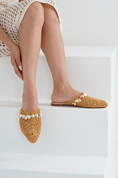 Beyond شبشب نسائي من Mink Salome Wicker Sea Shell Accessory BYNDSLM01