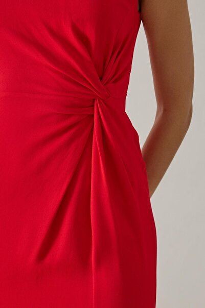 Setre Рокля с дължина до коляното и широка кройка с червен разрез