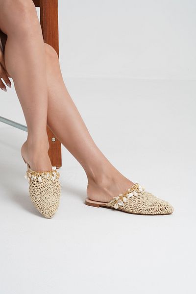 Beyond شبشب نسائي باللون البيج من Salome Wicker مع إكسسوارات صدفة Byndslm01