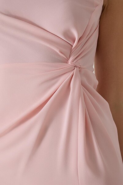 Setre Φόρεμα με φαρδιά εφαρμογή μεσαίου μήκους με λεπτομέρεια σχισμής σε πούδρα