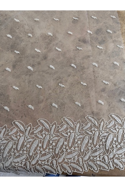 METERİAL 130 cm En Kenarı Yaprak Bordürlü Krem Dantel Kumaş – Tül Zemin Üzeri...