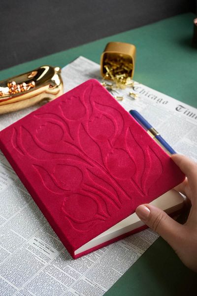 Victoria's Journals دفتر ملاحظات بغلاف مقوى من جلد الغزال المخملي مقاس A5 (14.8 × 21 سم) 100 جرام 160 ورقة مسطرة