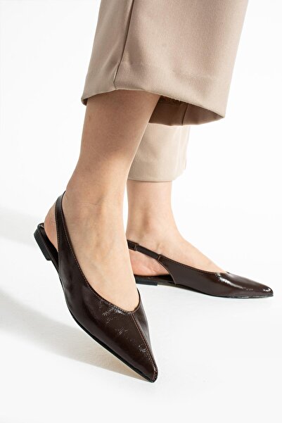 diclepolat Γυναικείες μπαλαρίνες με κοντό τακούνι με λουστρίνι με σχέδιο καφέ Peras