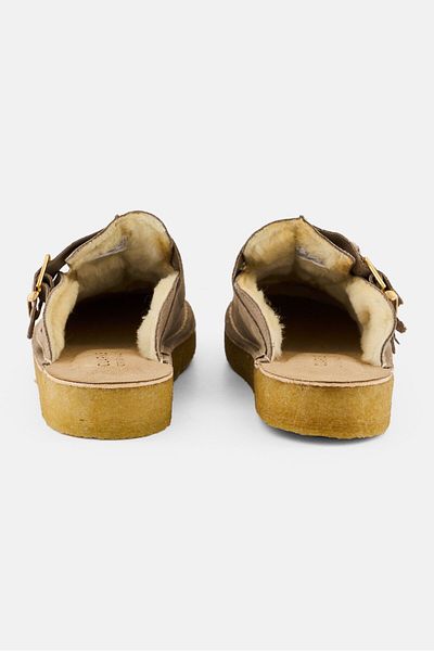 CLARKS قباقيب نسائية قياسية من Trek بطبعة حمار وحشي وإبزيم قابل للتعديل، لون بني رمادي