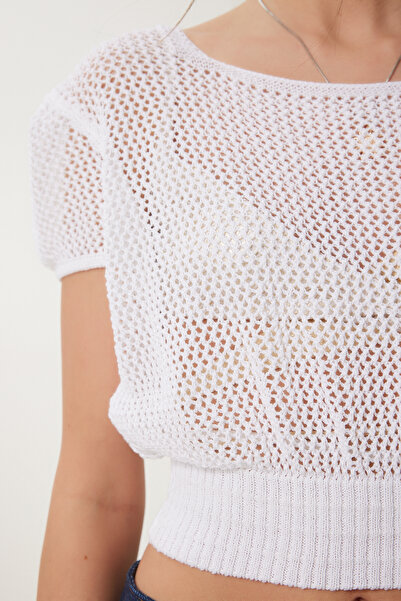 Happiness İstanbul Weiße durchbrochene Sommer-Crop-Strickbluse für Damen ZA00076