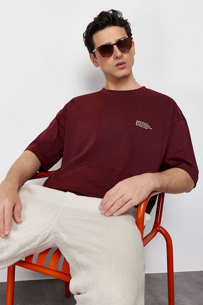 Trendyol Collection Burgunderfarbenes Oversize-T-Shirt aus 100 % Stoff mit Rundhalsausschnitt und minimalem Text
