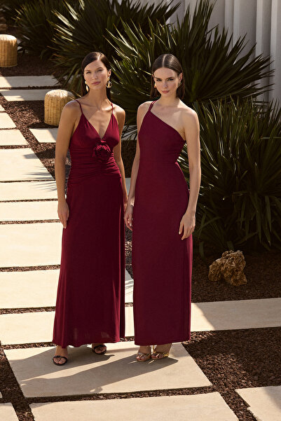 Trendyol Collection Vínové večerní šaty na jedno rameno s nastavitelným popruhem a detailem doplňků TPRSS25AE00143