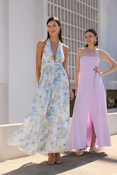 Trendyol Collection Mehrfarbiges, mit V-Ausschnitt gefüttertes Maxikleid für die Nacht, Abschlusskleid TPRSS25AE00047