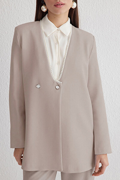 Trendyol Modest Beigefarbener, mit Perlen verzierter Jacken-Hosen-Anzug mit gewebtem Oberteil und Unterteil TCTSS25US00008