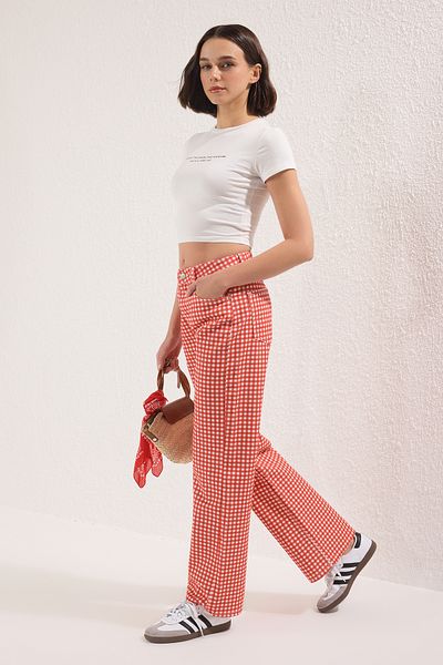 Trendyol Collection Rote Gingham-Jeans mit hoher Taille und weitem Bein TWOSS25JE00307