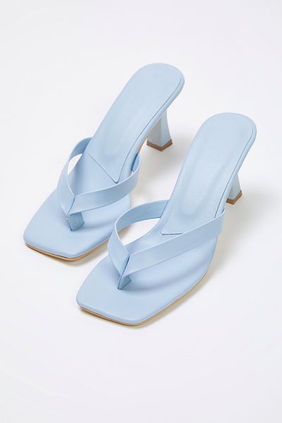 TRENDYOL SHOES Eisblaue Flip-Flops mit quadratischer Zehenpartie für Damen mit dünnem Absatz TAKSS25TO00096