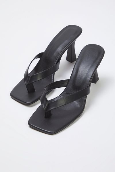 TRENDYOL SHOES Schwarze Flip-Flops mit quadratischer Zehenpartie für Damen mit dünnem Absatz TAKSS25TO00096