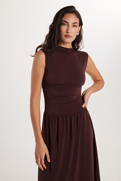 Tudors Kadın Slim Fit Dar Kesim Kahverengi Kolsuz Bisiklet Yaka Midi Boy Elbise
