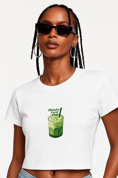Eazy Co تي شيرت Matcha Lover Club أبيض قصير الأكمام بياقة دائرية وأكمام قصيرة