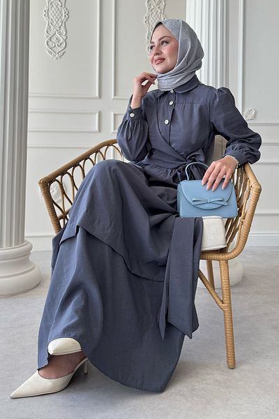 InStyle فستان رمادي غامق بتفاصيل أزرار وربطة عنق متقاطعة