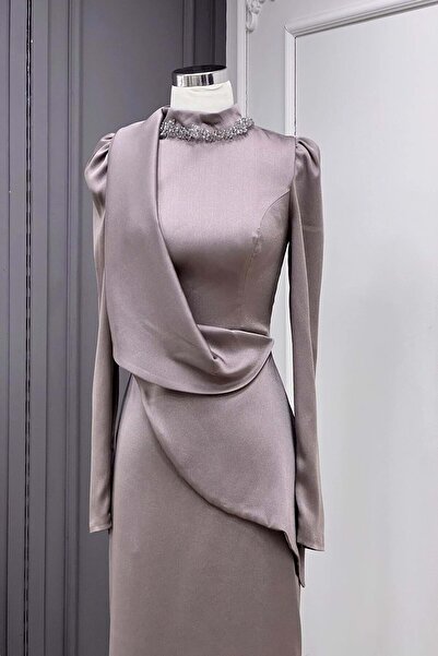 Hennin 24Y4792 ABİYE ELBİSE ÖNÜ PARÇALI YAKA BONCUK İŞLEMELİ VİZON