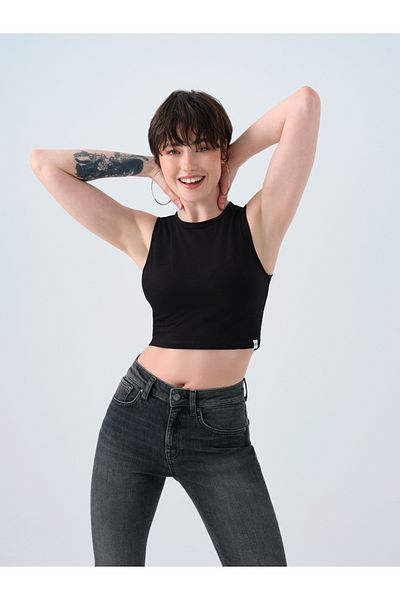 Loft Crop Female Athlete