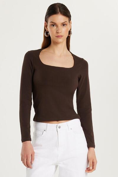 Tudors Γυναικεία Slim Fit Slim Fit τετράγωνη μπλούζα καφέ γιακά