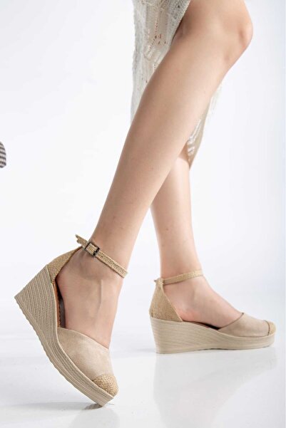 Kartezyen bilekten tokalı hasırlı hazır taban dolgu topuklu bej süet ayakkabı...