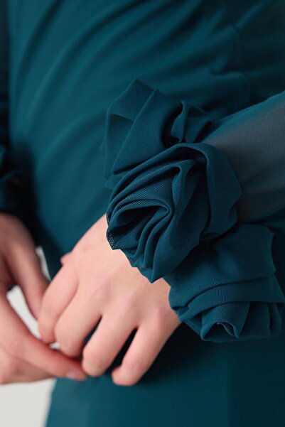 Setre Зелена сукня середньої довжини з прозорою деталлю на рукаві