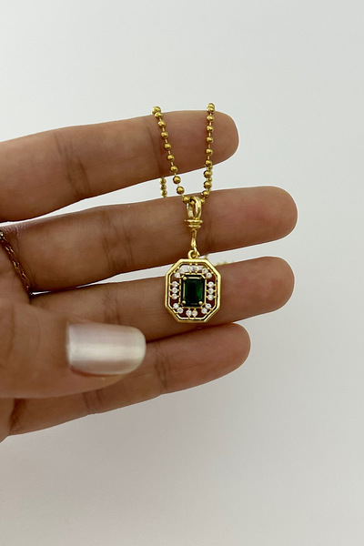 DELEIZA ACCESSORY قلادة ذهبية صغيرة الحجم ذات مظهر عتيق من الحجر الأخضر الصلب