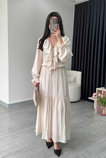 ECEMİ فستان ماكسي من الشيفون الكريمي بتفاصيل مكشكشة