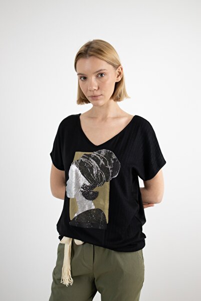 Butik Suat V Yaka Detaylı Taş Ve Baskı Desenli Tshirt