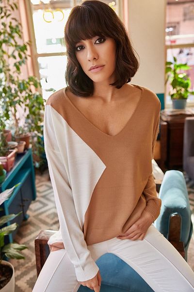 Olalook Woman's Milky Coffee Blocked V-Neck Loose Knit Sweater KZK-19000065