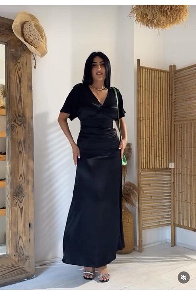 Natavanbutık Rochie neagră din satin cu decolteu în V