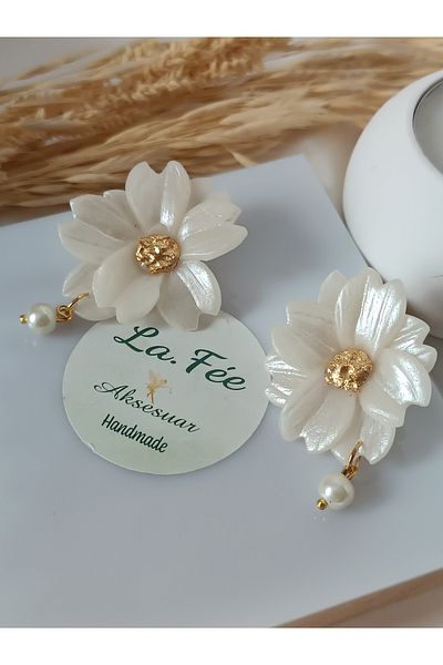 La fee aksesuar Flower White Earrings Polymer Clay Steel Women Earrings Pearl Detail
