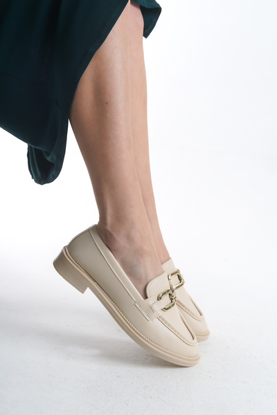 ZOLESSA Kadın Krem Gold Toka Detaylı Şık Günlük Deri Ayakkabı Kısa Topuklu Rahat Makosen Ayakkabı