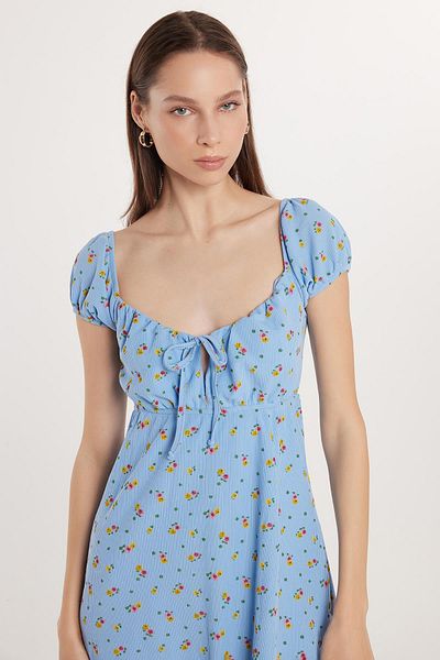 Tudors Rochie mini albastră cu mânecă scurtă, cu detaliu de șireturi, cu guler Carmen, cu imprimeu