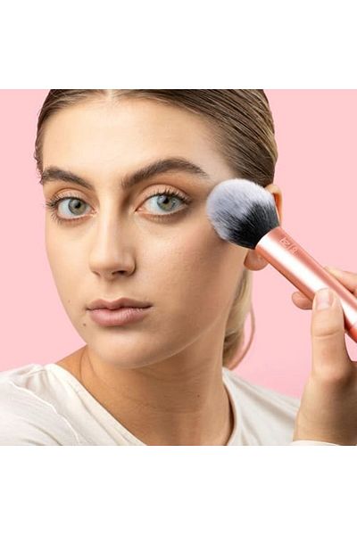 Real Techniques Professional Powder Brush – Lightweight & Easy to Use