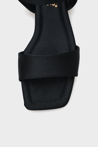 Capone Outfitters Sandały damskie Celinda Ankle Strap Flat Heel Satin