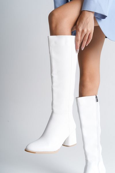 Capone Outfitters Ovális orrú oldalsó cipzáras fehér sarkú női csizma