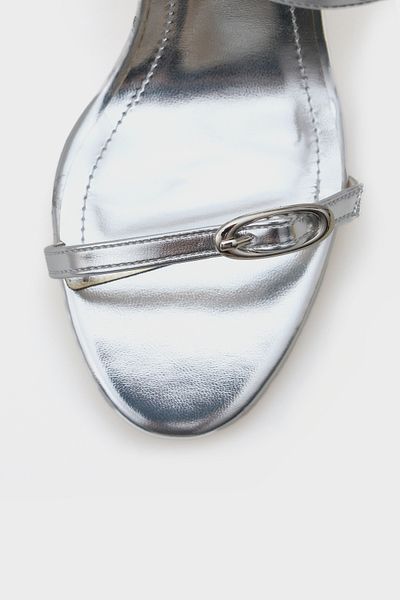 Capone Outfitters Stilvolle Damen-Hausschuhe mit Lucky Heels und doppeltem Band in Metallic-Optik