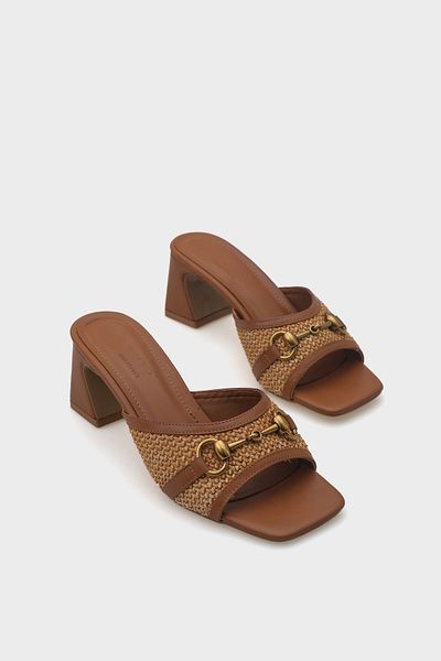 Capone Outfitters Γυναικείες παντόφλες Natalie Wicker με μεσαίο τακούνι με ξύλινη αγκράφα