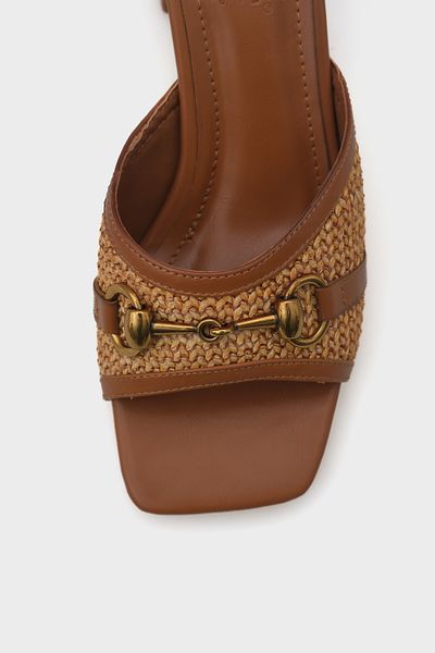 Capone Outfitters Γυναικείες παντόφλες Natalie Wicker με μεσαίο τακούνι με ξύλινη αγκράφα